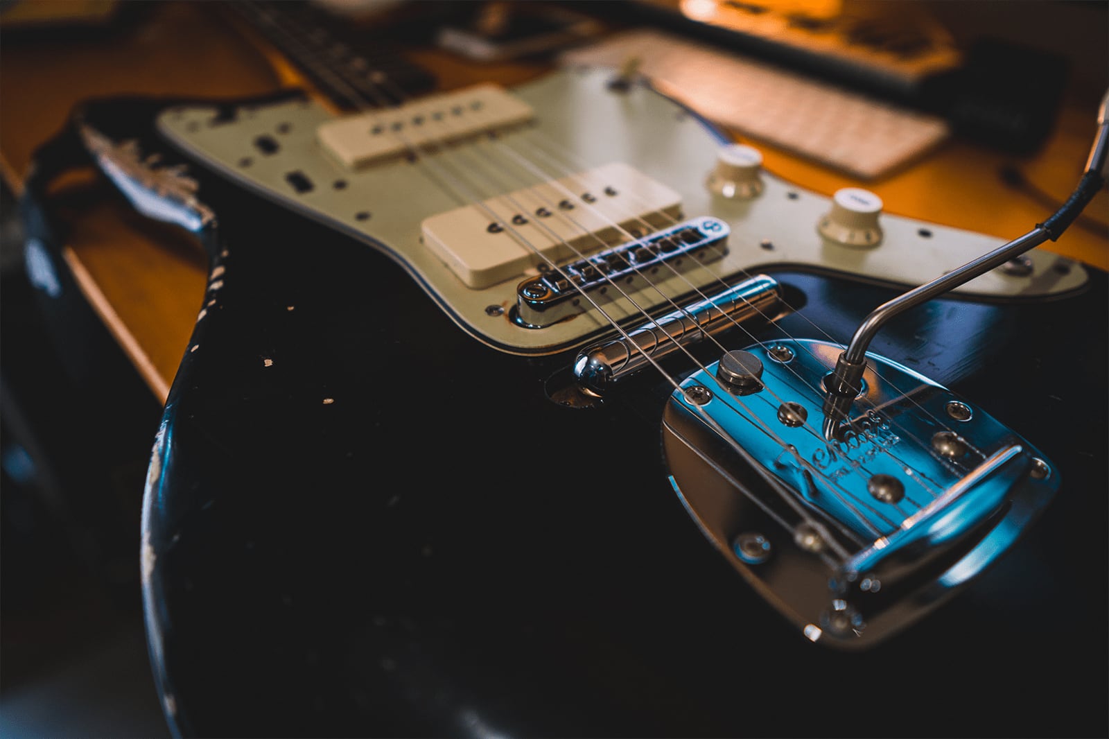 MJTボディの黒いJazzmasterの写真。テールピースおよびアーム付近を接写している。