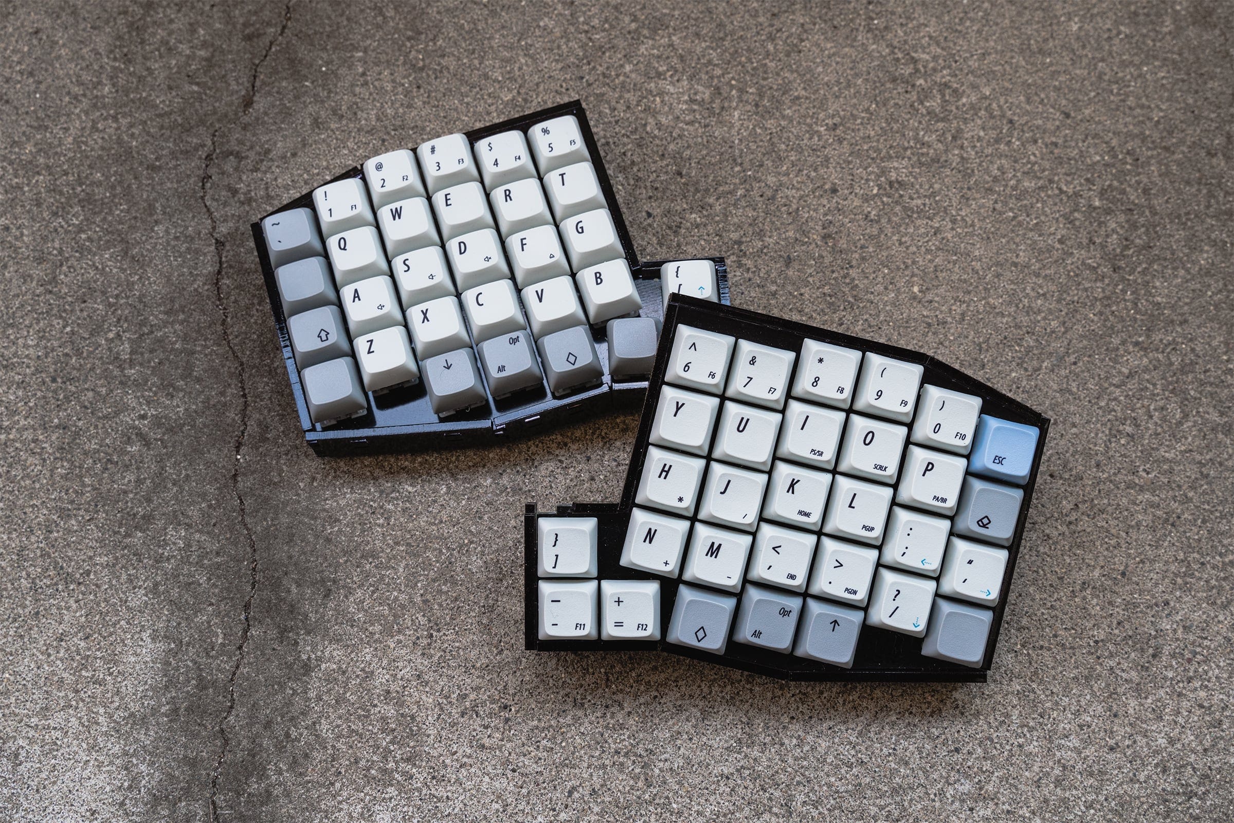 黒い筐体にグレーのキーキャップが付いた左右分割キーボードの写真