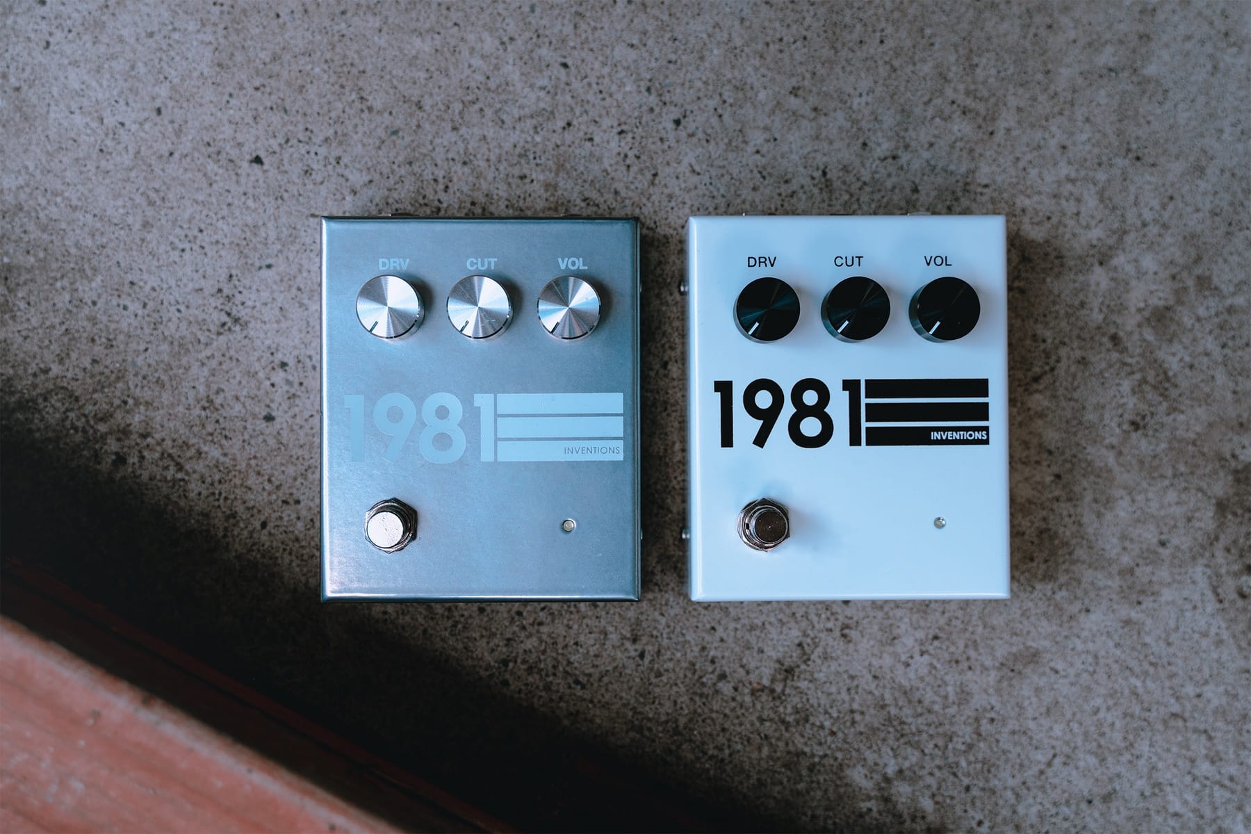 白と無塗装の2台並んだ1981 Inventions DRVの写真