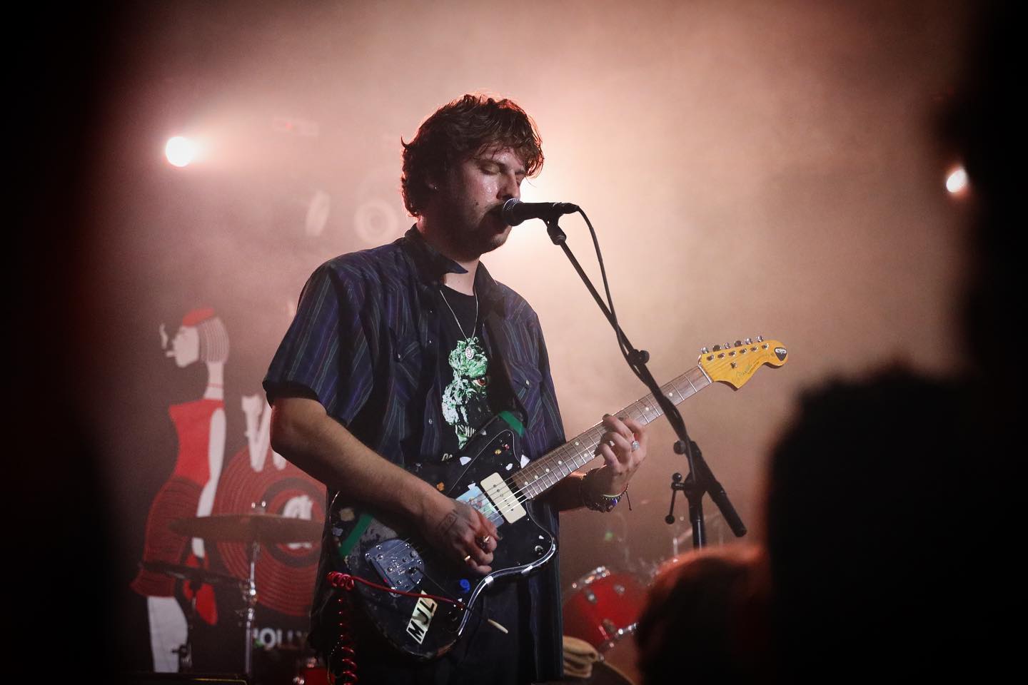 オーディエンスの前でギターを演奏するLemmo