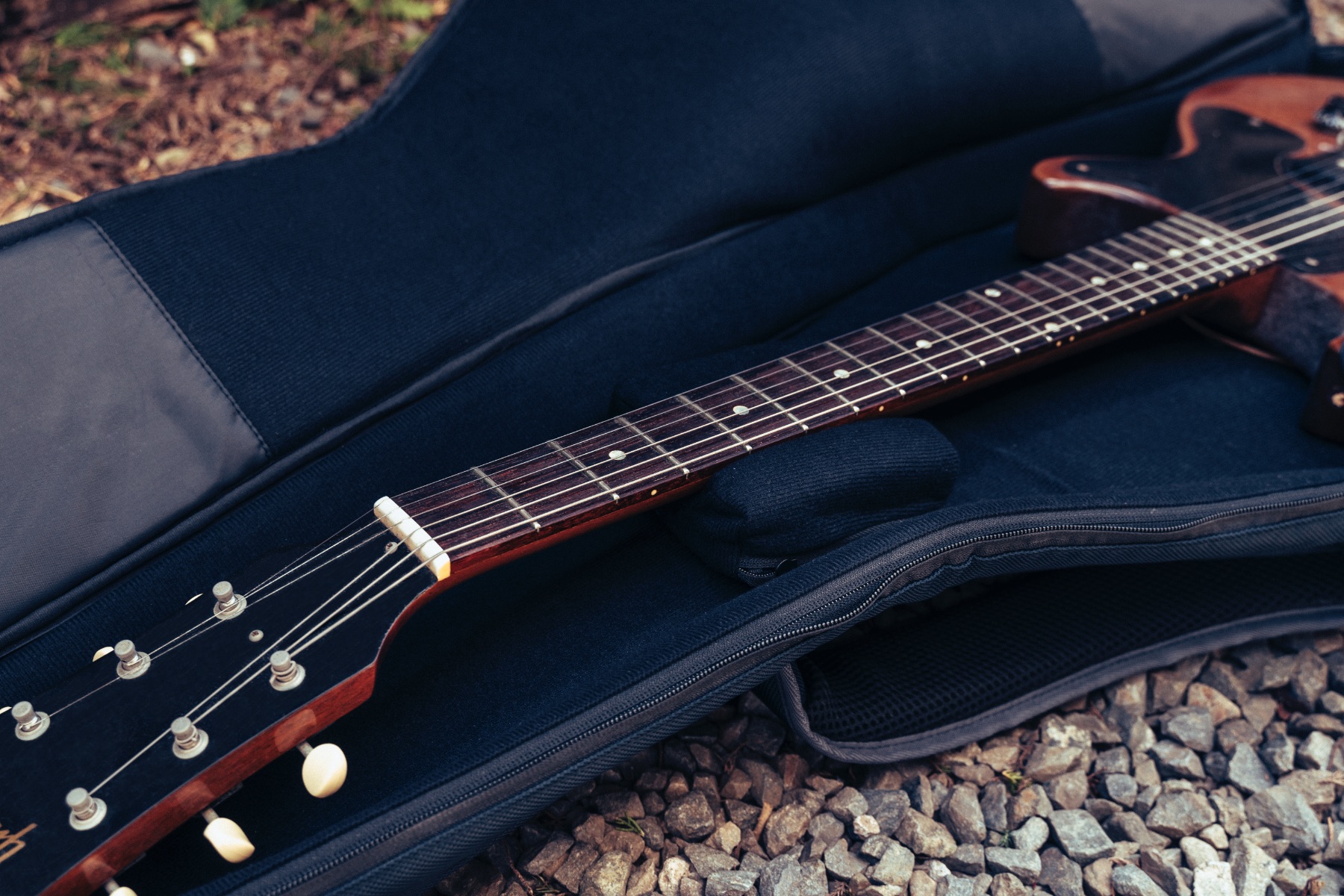 Urban Gear BagにGibson Les Paul Juniorを収納した様子の写真