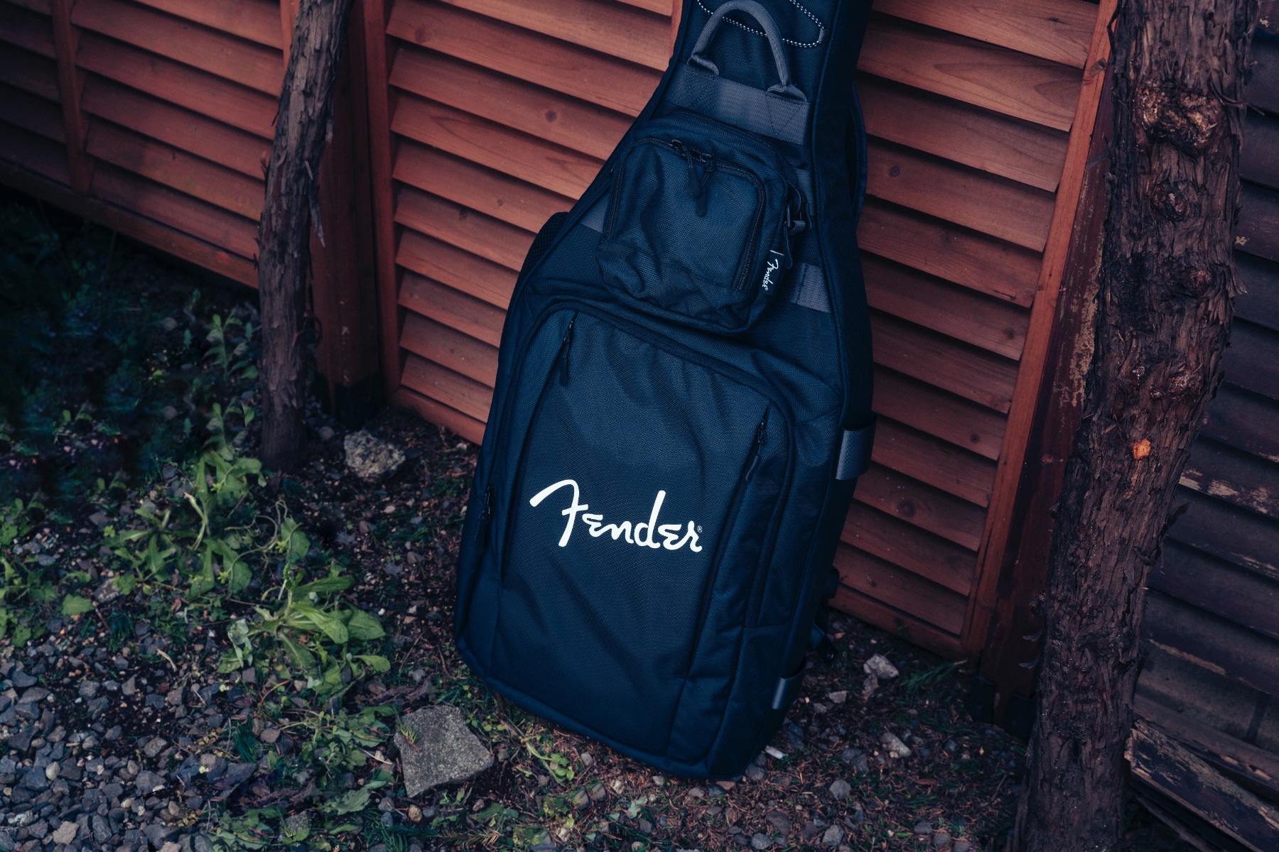 立てかけたFender Urban Gear Bagの前面の写真