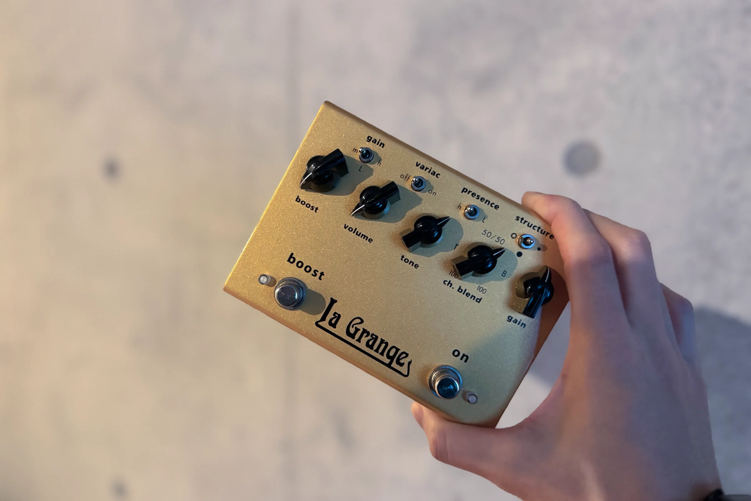 5つのノブがどれも黒いBogner La Grangeを右手に持って正面から捉えた写真