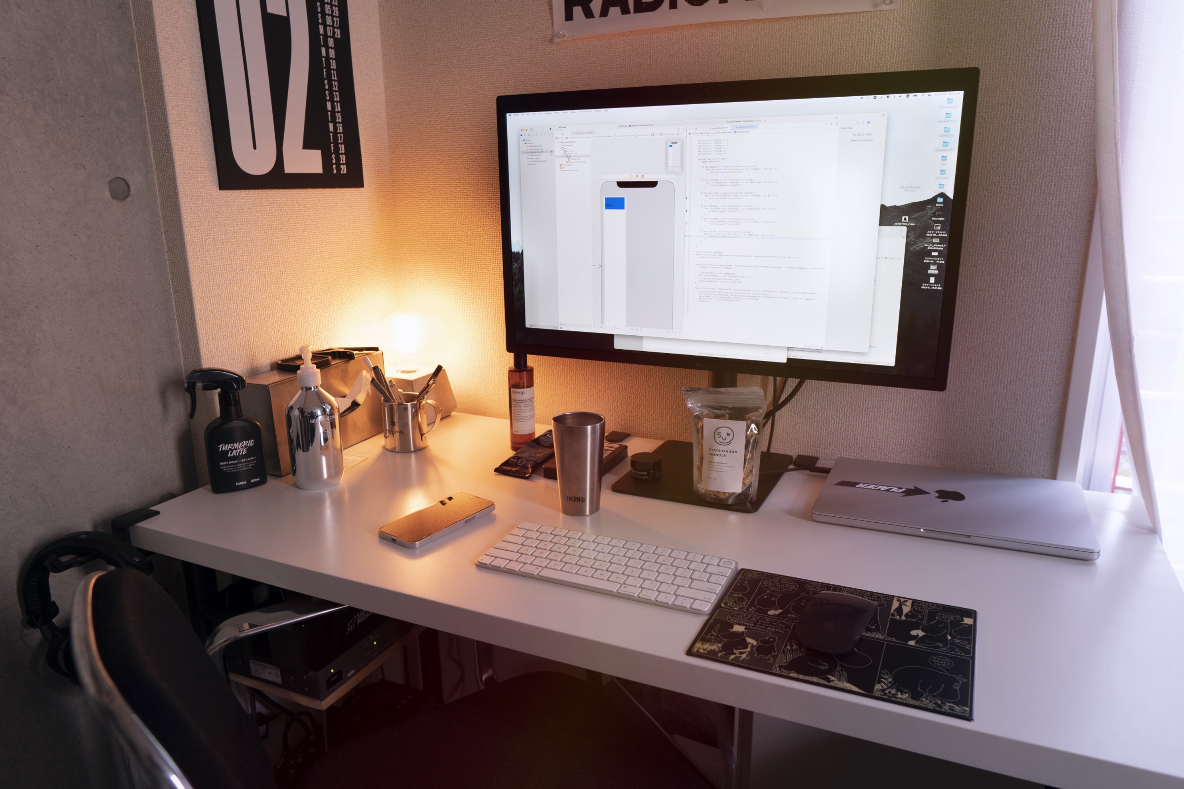 ディスプレイなどが並んだ部屋のデスク周りの写真